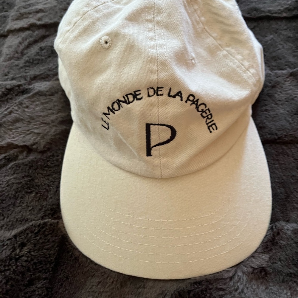 Le Monde De La Pagerie Cream Cap
